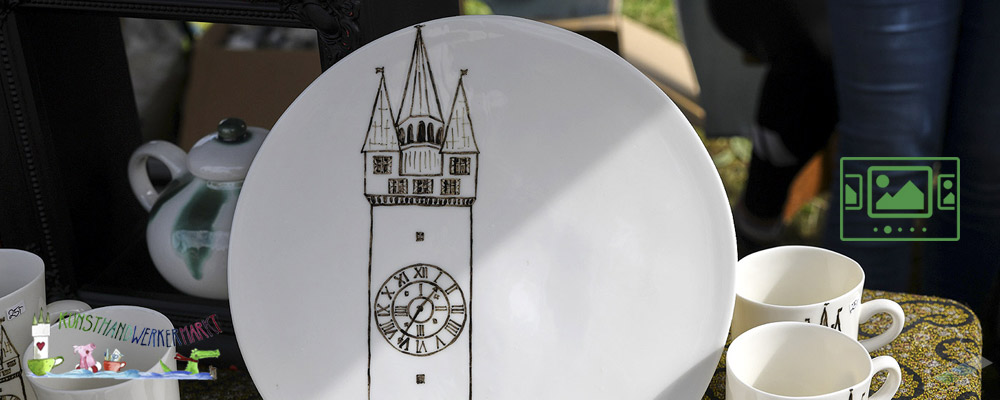 das slideshow-Fenster für 'kunsthandwerkermarkt-straubing.de' anzeigen ...
Die beiden Künstlerinnen Michaela Zehentbauer-Hilmer und Grit Gewald bringen Kunst & Kreation auf den Kunsthandwerkermarkt Straubing.